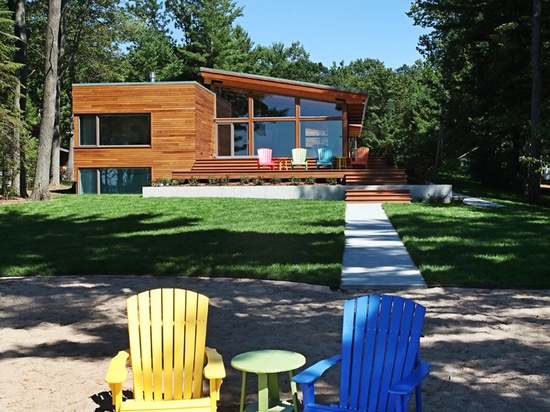 Esta casa de la orilla del lago del vidrio y de la madera fue diseñada con el espacio para dormir veinte personas