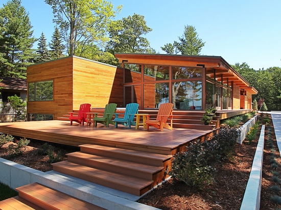 Esta casa de la orilla del lago del vidrio y de la madera fue diseñada con el espacio para dormir veinte personas