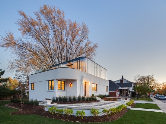 Esta casa Moderne de la línea aerodinámica de los años 30 consiguió una renovación y una adición contemporáneas