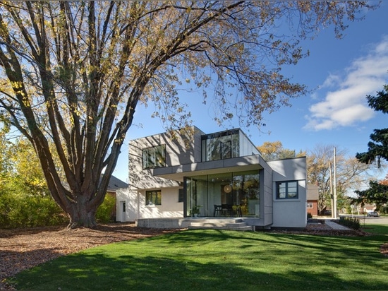 Esta casa Moderne de la línea aerodinámica de los años 30 consiguió una renovación y una adición contemporáneas