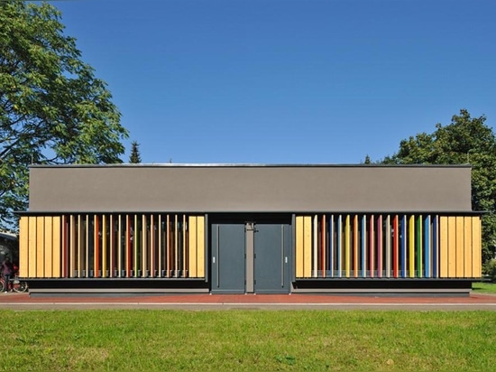 Una fachada interactiva colorida fue diseñada para este jardín de la infancia