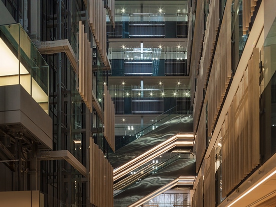 El mirar para arriba de la primera planta las oficinas de sala en el ecovoid