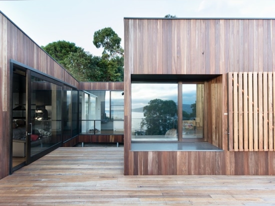 El hogar frente al mar australiano del sauce se jacta los paneles solares y la colección del agua de lluvia