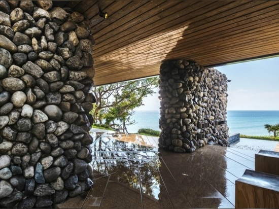 ¿A? la casa tolan es un hogar de la orilla del mar construido con las rocas excavadas durante su construcción