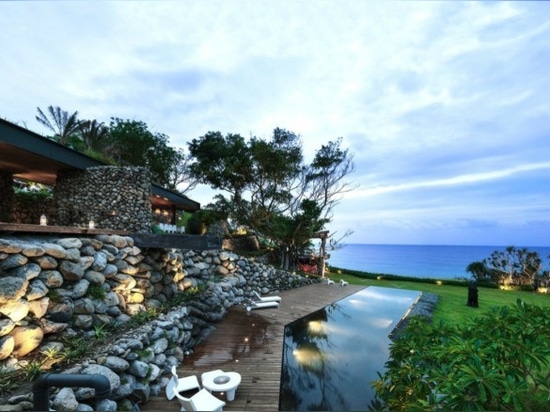 ¿A? la casa tolan es un hogar de la orilla del mar construido con las rocas excavadas durante su construcción