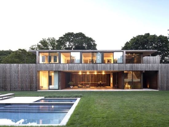 la casa Cedro-revestida de Elizabeth II en Amagansett abriga a sus residentes de ruido exterior