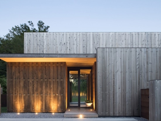 la casa Cedro-revestida de Elizabeth II en Amagansett abriga a sus residentes de ruido exterior