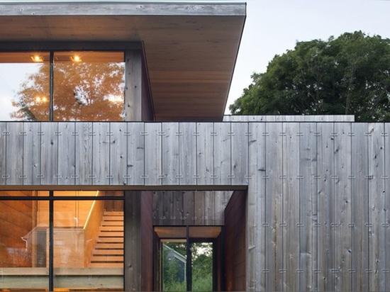 la casa Cedro-revestida de Elizabeth II en Amagansett abriga a sus residentes de ruido exterior