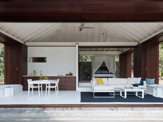 Esta pequeña casa de playa se diseña para la vida de interior/al aire libre verdadera