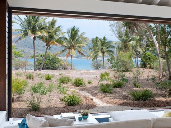 Esta pequeña casa de playa se diseña para la vida de interior/al aire libre verdadera