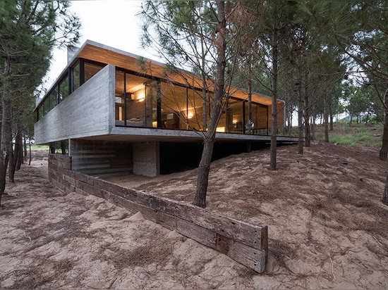 la casa concreta l4 por el kruk de Luciano disfruta de la vida del ocean-side