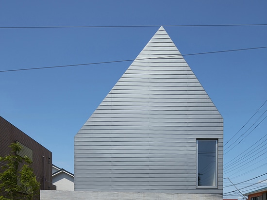 la forma asimétrica de la casa es interior reflejado como altura doble que vive y que cena el espacio