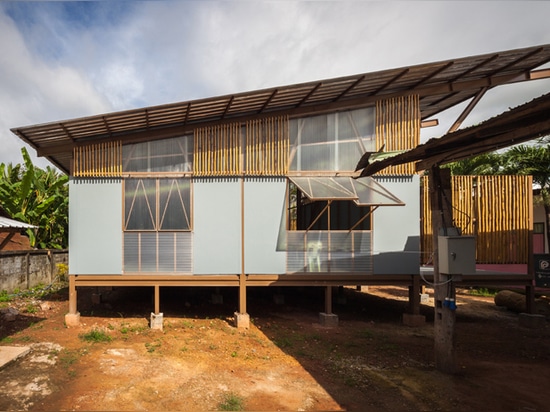 la escuela local localizada en una localización rural en Tailandia norteña