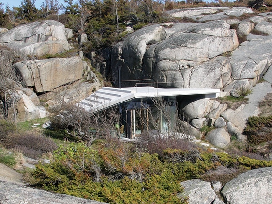 el hagem de Lund construye knapphullet de la cabina en la formación de roca natural