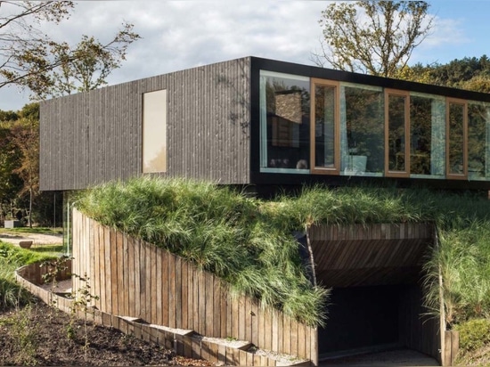 el chalet de lujo Solar-accionado es una gema energía-neutral fijada en un paisaje holandés de la duna