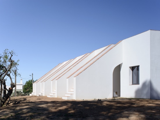 El hotel portugués rural de la igualdad tiene una fila de las escaleras que conducen sobre su azotea