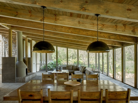 El cc Arquitectos construye la casa timber-framed de Santana en arbolado mexicano