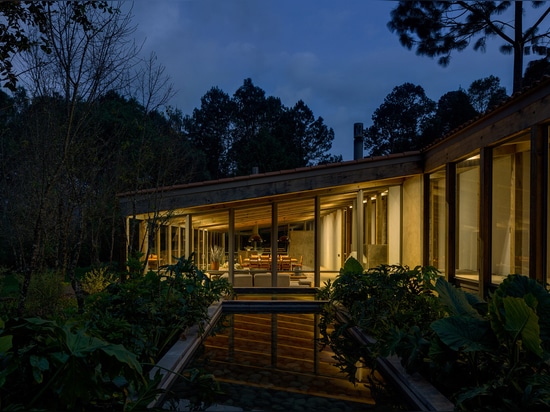 El cc Arquitectos construye la casa timber-framed de Santana en arbolado mexicano