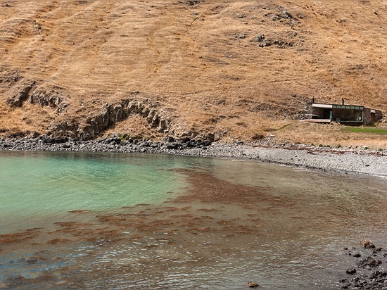 los pattersons construyen el retratamiento alejado del paisaje marino en la ladera volcánica