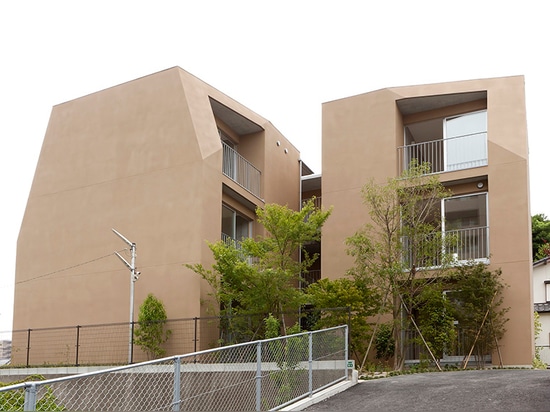 el complejo three-storey está situado en la ciudad rápidamente de extensión de Fukuoka