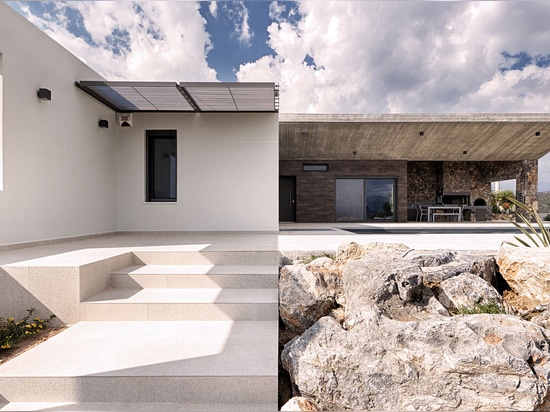 Las áreas exteriores incluyen una piscina, una terraza grande protegida por un pabellón concreto y un área de la barbacoa