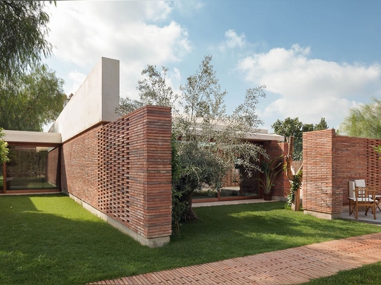 El cliente, un fotógrafo y su esposa, quisieron extender su retratamiento con una nueva ala del ladrillo, recibiendo un nuevo patio, un área del salón y un dormitorio adicional