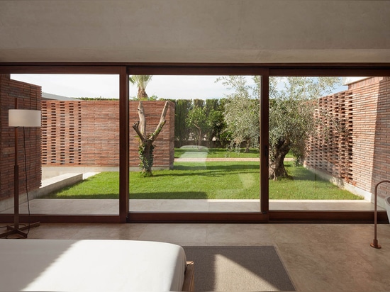 El nuevo dormitorio pasa por alto un norte privado del revestimiento del patio…