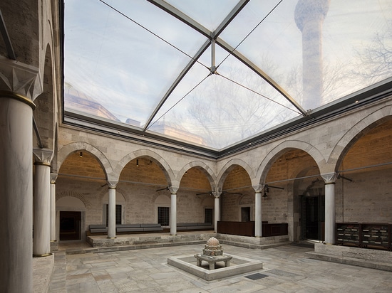 El patio de la biblioteca se cubre con una estructura inflable de la membrana; el espacio también actúa como la nueva entrada del complejo