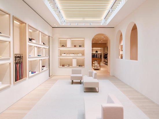 El boutique de Maison de Bottega Veneta en Beverly Hills ofrece aberturas arqueadas y colores neutrales