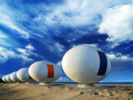 Chozas egg-shaped móviles de la playa instaladas a lo largo de una línea de la playa surcoreana