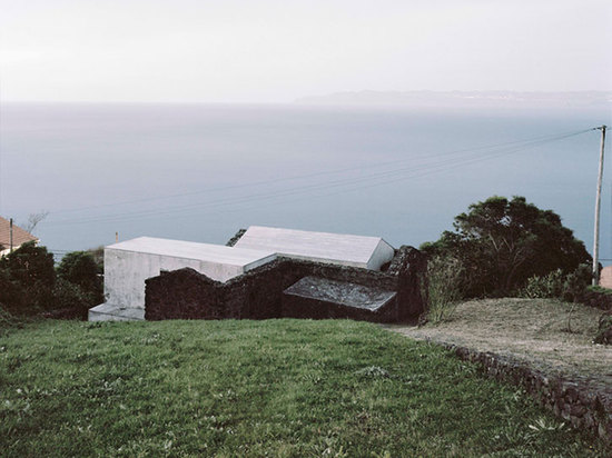 Rodeando por un paisaje rico con un montón de herencia local, la casa fue diseñada para conservar tanto de sus características originales como sea posible