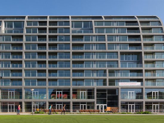 El edificio ambicioso de Markthal de MVRDV se abre en Rotterdam, cubierta un mercado ocupado del alimento dentro de su arco llamativo