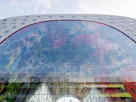 El edificio ambicioso de Markthal de MVRDV se abre en Rotterdam, cubierta un mercado ocupado del alimento dentro de su arco llamativo