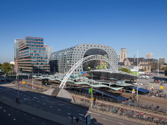 El edificio ambicioso de Markthal de MVRDV se abre en Rotterdam, cubierta un mercado ocupado del alimento dentro de su arco llamativo