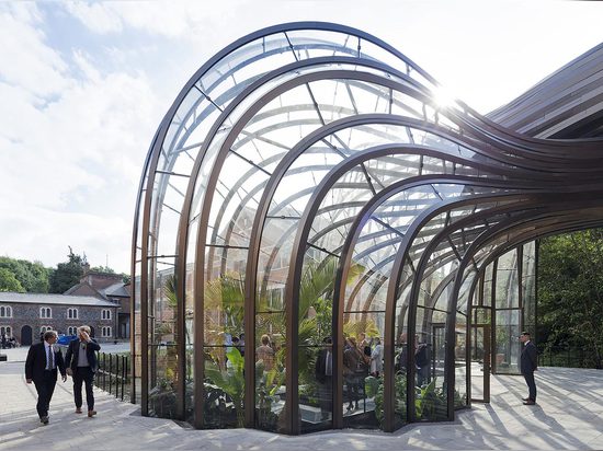 Heatherwick llevó la transformación de este complejo histórico, nestled dentro del campo inglés verde icónico, en instalaciones de producción avanzadas de la ginebra. Fotografía: Iwan Baan