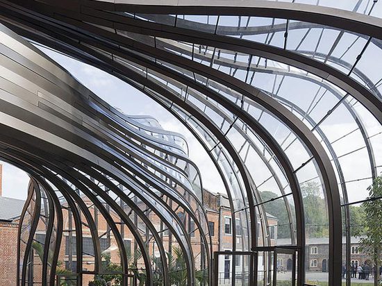 El complejo incluye dos casas de cristal que hagan uso listo de exceso del calor producido durante el proceso destilador. Fotografía: Iwan Baan