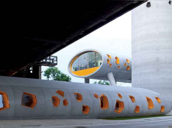 La arquitectura de V.IB crea una escultura industrial en negrilla en París