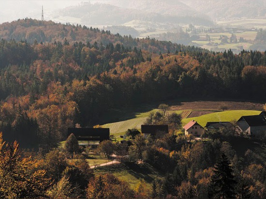 ¿El granero negro de Arhitektura DOO adentro? entrupert, Eslovenia