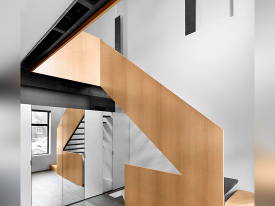 Naturehumaine incluye la escalera con forma de cinta en la residencia restaurada de Montreal