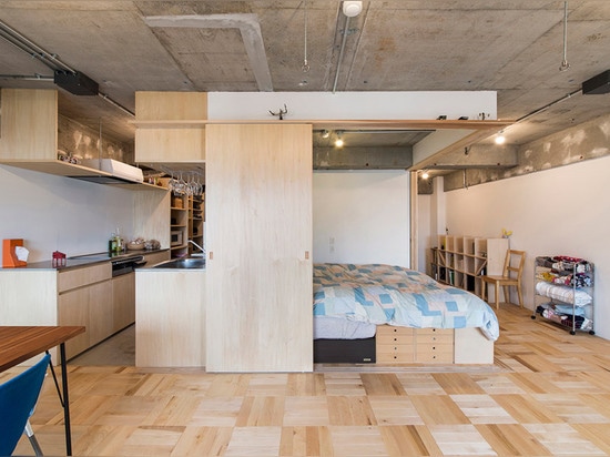 Yuichi Yoshida reorganiza el apartamento de Tokio para crear la comodidad temporal