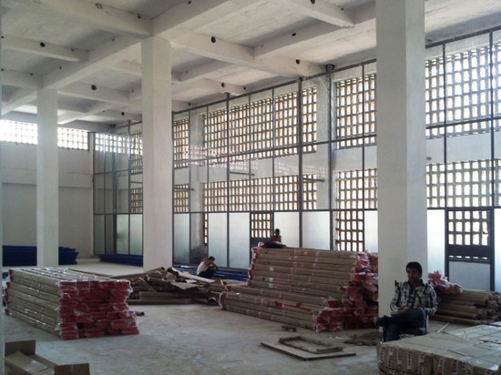 Dependiendo del tiempo, el façade de cristal interno se puede abrir para la ventilación natural. (Foto: AKDA)