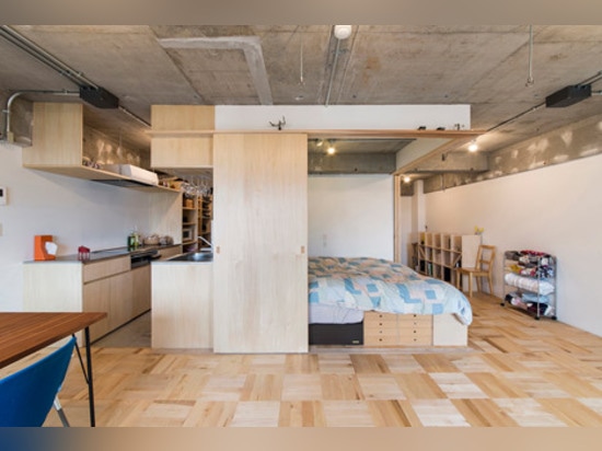 Yuichi Yoshida reorganiza el apartamento de Tokio para crear la comodidad temporal