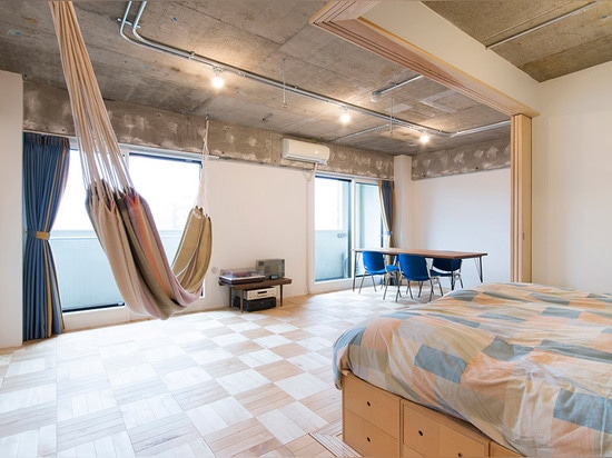 Yuichi Yoshida reorganiza el apartamento de Tokio para crear la comodidad temporal