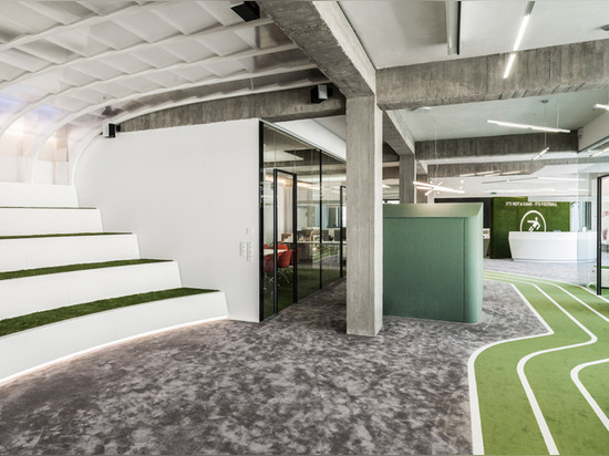 El HQ de Onefootball por TKEZ ofrece salas de reunión turfed y una pista corriente