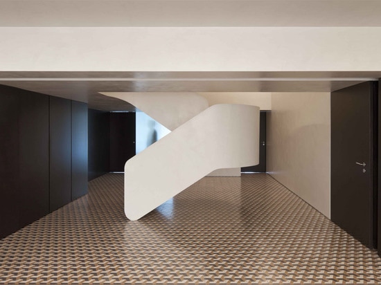 Correia/Ragazzi Arquitectos agregan curvar la escalera blanca a un apartamento portugués remodelado