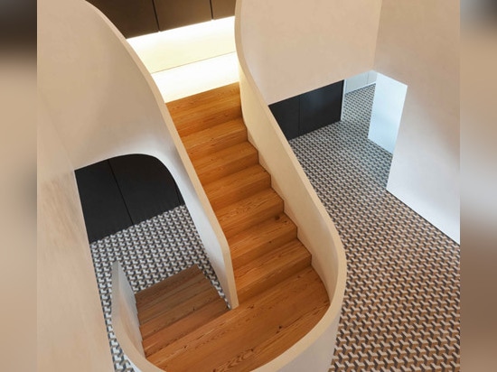 Correia/Ragazzi Arquitectos agregan curvar la escalera blanca a un apartamento portugués remodelado