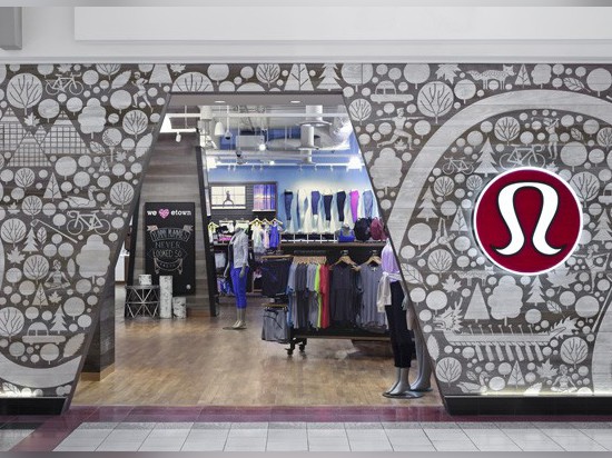 ¿Este almacén de Lululemon? la fachada de s es un collage de las imágenes localmente inspiradas hechas de la madera pulida con chorro de arena