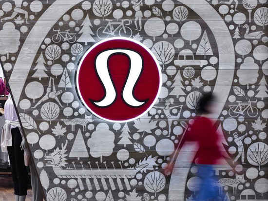 ¿Este almacén de Lululemon? la fachada de s es un collage de las imágenes localmente inspiradas hechas de la madera pulida con chorro de arena