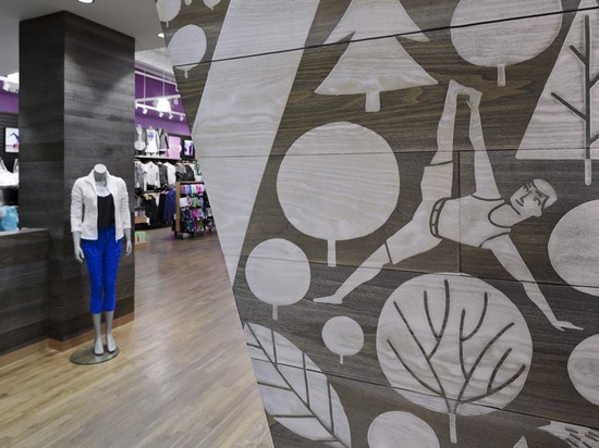 ¿Este almacén de Lululemon? la fachada de s es un collage de las imágenes localmente inspiradas hechas de la madera pulida con chorro de arena