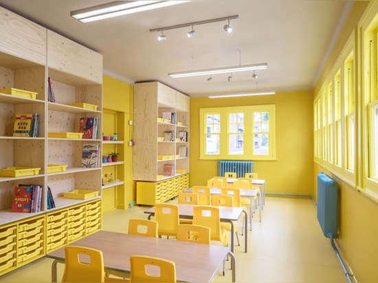 La arquitectura aberrante agrega colores vivos y mobiliario juguetón a una escuela del este de Londres